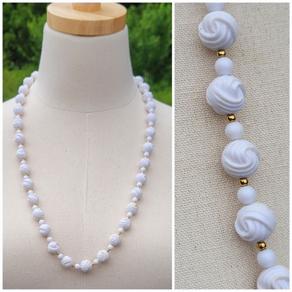 Vtg 1960’s Acrylic Carved White Beaded Gold Tone Rondels Costume Necklace